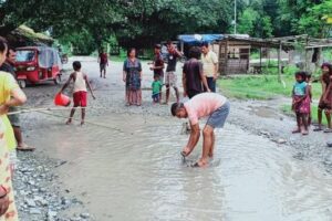 सडक बिचको भौडीमा माछा मारेर बेलबारीका स्थानीयले गरे जनप्रतिनिधिको बिरोध (तस्विरहरु सहित)